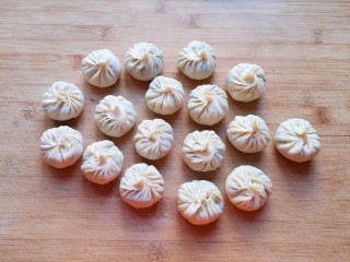 11、冬至美食  饺子皮小笼包,看看包好的小笼包，萌萌哒！