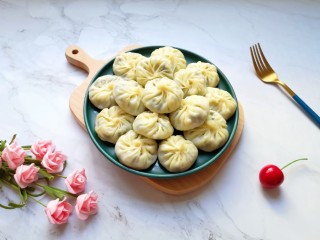 14、冬至美食  饺子皮小笼包,皮薄馅大的小笼包。