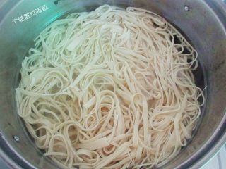 5、砂锅千张,放入滚水中稍加汆烫去豆腥味