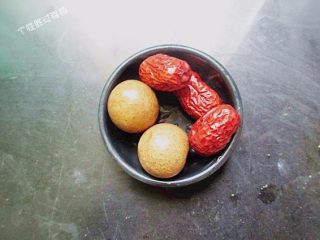 10、砂锅千张,干桂圆、红枣待用，也是作为底汤的调味，具有吃辣不上火作用，