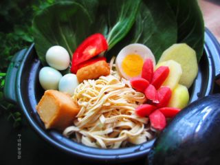 15、砂锅千张,取砂锅或铸铁锅（保温效果好的锅即可），倒入汤底，放千张丝垫底，放入鹌鹑蛋、火锅丸子、土豆片，青菜，煮熟即可