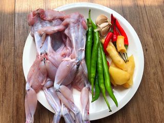 1、香辣牛蛙,食材合影