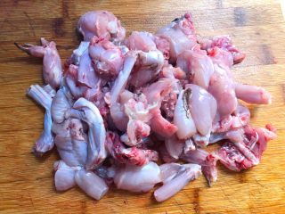 2、香辣牛蛙,买的时候让店家把牛蛙杀好，把皮剥了，拿回家清洗干净，改刀成小块。