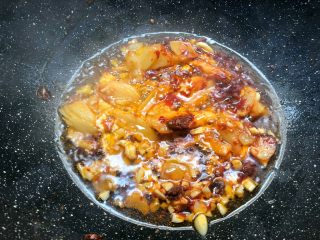 5、香辣牛蛙,热锅放入适量油，烧至6成热，放入郫县豆瓣酱小火炒出红油，再加入泡姜和蒜末炒出香味。