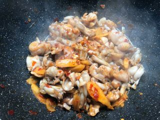 6、香辣牛蛙,倒入牛蛙翻炒2分钟。