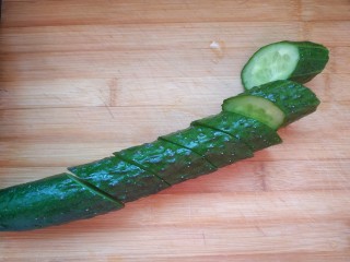 2、黄瓜木耳炒鸡蛋,黄瓜切菱形片。先把黄瓜切成小斜段