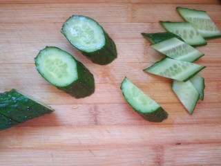 3、黄瓜木耳炒鸡蛋,然后再从横切面切成薄片儿