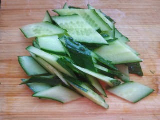 4、黄瓜木耳炒鸡蛋,把黄瓜全部切成菱形片儿