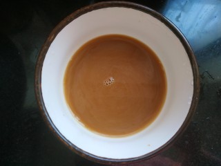 7、黄瓜木耳炒鸡蛋,小碗中放入一勺生抽，半勺醋，少量糖，适量盐，两勺淀粉，适量清水。调成调料汁