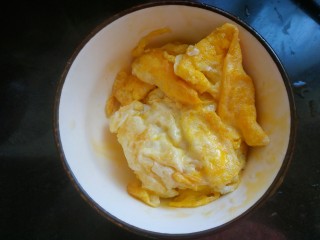 9、黄瓜木耳炒鸡蛋,盛出待用