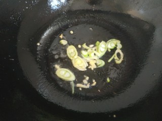 10、黄瓜木耳炒鸡蛋,锅中留少量底油，爆香葱姜