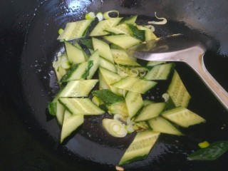 11、黄瓜木耳炒鸡蛋,放入黄瓜片儿翻炒