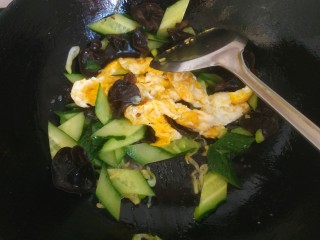 13、黄瓜木耳炒鸡蛋,加入鸡蛋
