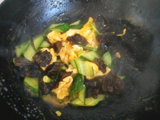 14、黄瓜木耳炒鸡蛋,放入小碗中的调料，大火烧开，汤汁浓稠，关火出锅