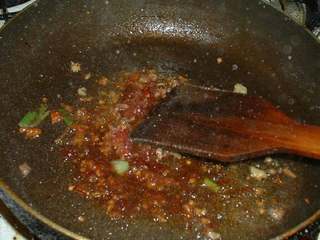 2、四川～麻婆豆腐,锅内加少许菜油，大火加热，油热后依次加入豆瓣酱、盐、干红辣椒、青蒜、姜末、花椒粉、牛肉末、也可将牛肉末用上述调料腌好后一并加入。 炒香。