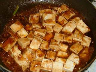 4、四川～麻婆豆腐,.待豆腐熟后，改大火，加入由水淀粉、糖、酒、味精、酱油调好的芡汁。待芡汁均匀附着后，关火，起锅。