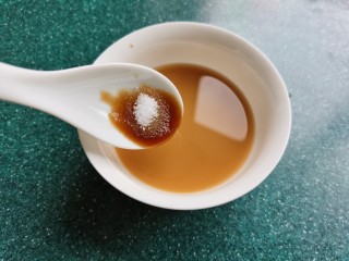 11、豆皮金针菇卷,加入少许白糖搅匀。