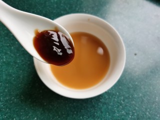 10、豆皮金针菇卷,加入淀粉和一勺蚝油。