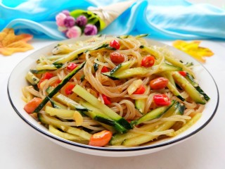 1、凉拌酸辣粉条,美美图片来一张。