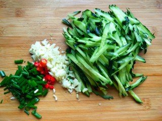 3、凉拌酸辣粉条,黄瓜切丝，小米椒切圈，大蒜切丁，香葱切段。