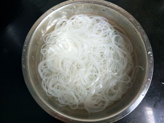 4、凉拌酸辣粉条,米粉泡软后捞出过凉水。