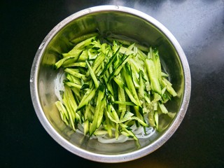 5、凉拌酸辣粉条,米粉捞出沥干水，放入黄瓜丝。