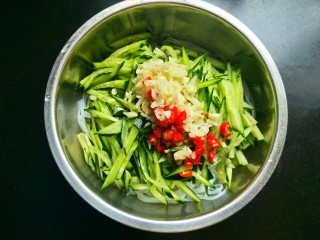 6、凉拌酸辣粉条,大蒜，小米椒。