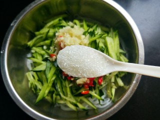 7、凉拌酸辣粉条,放盐，一勺白糖。