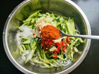 8、凉拌酸辣粉条,一勺辣椒粉。