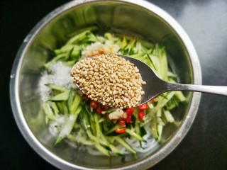 9、凉拌酸辣粉条,一勺白芝麻。