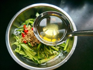 10、凉拌酸辣粉条,浇上烧好的热油。