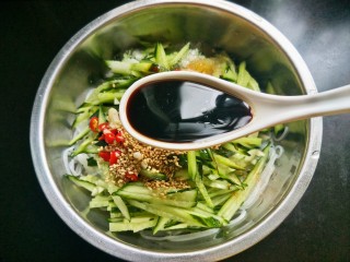 12、凉拌酸辣粉条,两勺生抽。