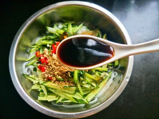 13、凉拌酸辣粉条,三勺香醋。