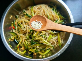 14、凉拌酸辣粉条,放入胡椒粉鸡精。