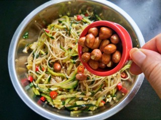 15、凉拌酸辣粉条,放入熟花生米。