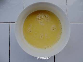 1、蚝油香菇滑蛋,鸡蛋加少许料酒，打散