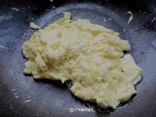 2、蚝油香菇滑蛋,热锅后，将鸡蛋进行翻炒，熟后放入碗里待用