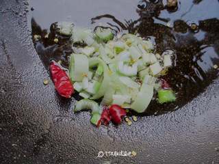 3、蚝油香菇滑蛋,热油葱花、干辣椒爆香