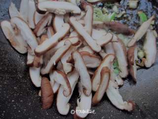 4、蚝油香菇滑蛋,放入香菇翻炒