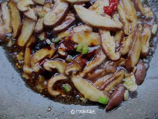 5、蚝油香菇滑蛋,加入耗油、味极鲜、鸡粉调味，加入2勺温水大火收汁