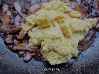 6、蚝油香菇滑蛋,香菇入味收干汁之后放入鸡蛋
