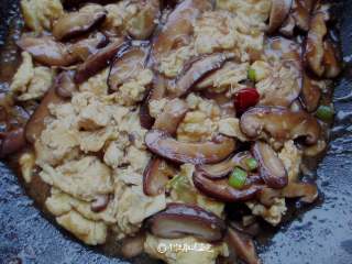 7、蚝油香菇滑蛋,放入鸡蛋翻炒片刻即可