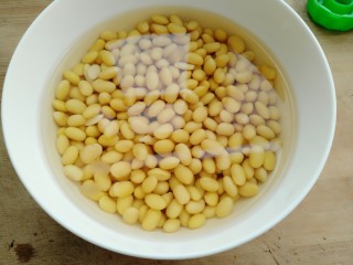 1、黄豆炖海带,黄豆提前一晚泡发倒掉水黄豆待用