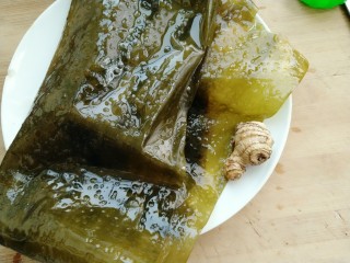 2、黄豆炖海带,准备泡发好的海带和生姜