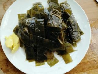 3、黄豆炖海带,把海带冼干净切成条，生姜切片