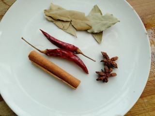 4、黄豆炖海带,准备香料过一遍水