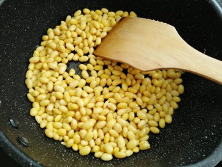 5、黄豆炖海带,热锅烧油放入黄豆中火煸炒