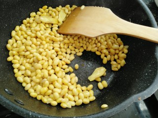 6、黄豆炖海带,煸炒三分钟后放入料酒和生姜炒两分钟