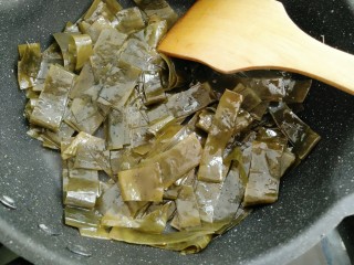 8、黄豆炖海带,锅中放入油放入海带煸炒两分钟