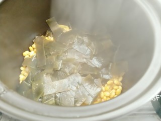 9、黄豆炖海带,炒好的海带放入砂锅